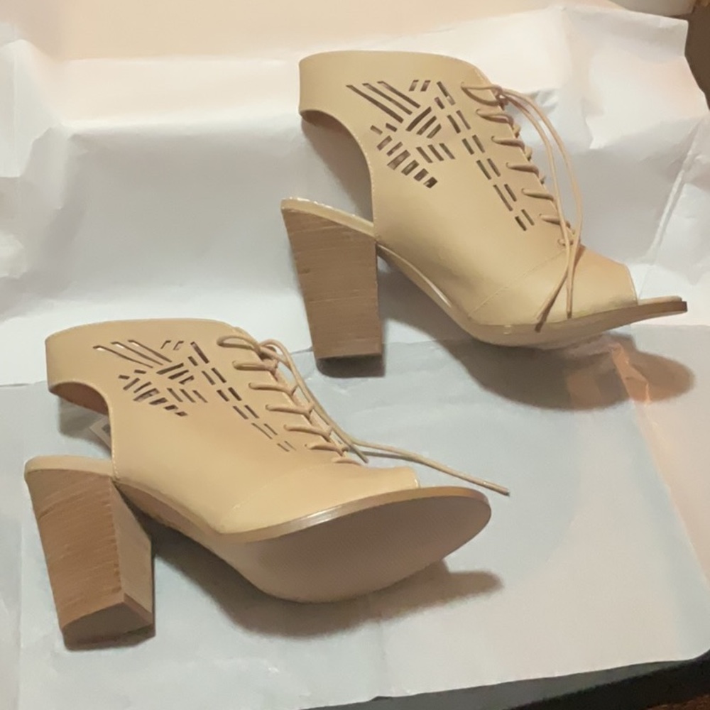 NWT - Restricted - Beige lace up Cutout open toe Heels - size 10